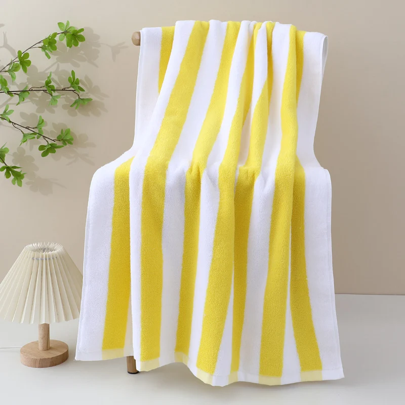 Luxuriöses Strandtuch mit elegantem Streifenmuster Skanto