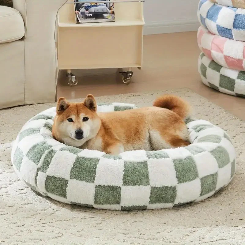 Gemütliches kariertes Hundebett