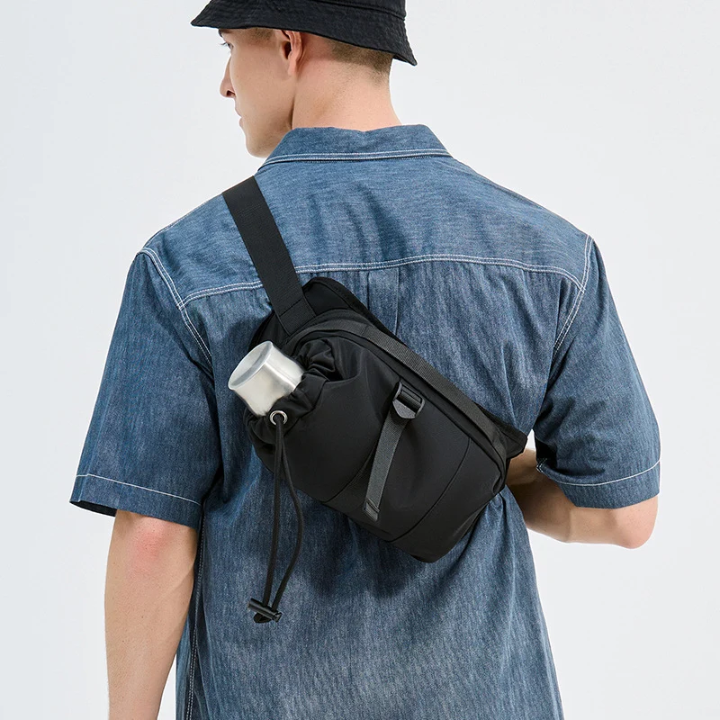 Kompakte Sling Bag mit Kordelzug Skanto