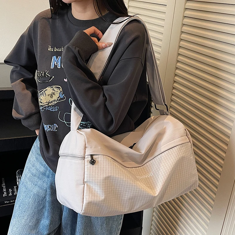 Sportliche Schultertasche Skanto