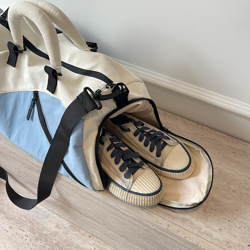Sportliche Reisetasche mit mehreren Fächern und strapazierfähigem Material Skanto