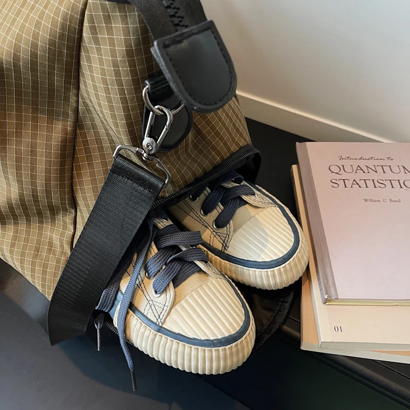 Sportliche Reisetasche mit stilvollem Karomuster Skanto