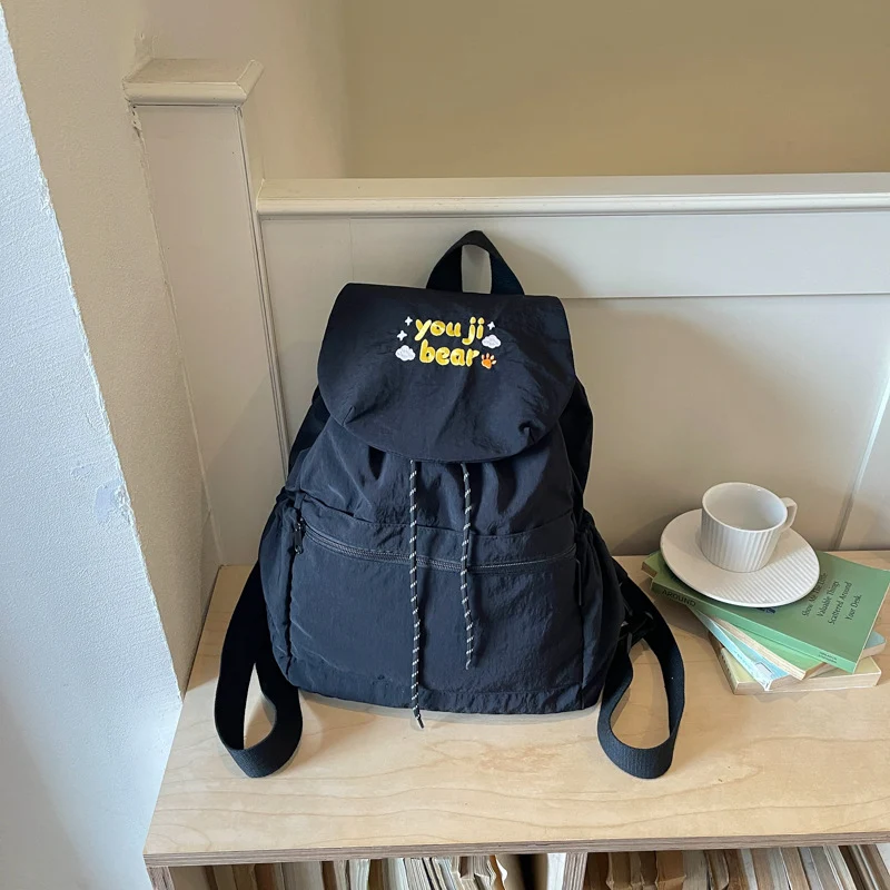 Schulrucksack mit besticktem Charakter