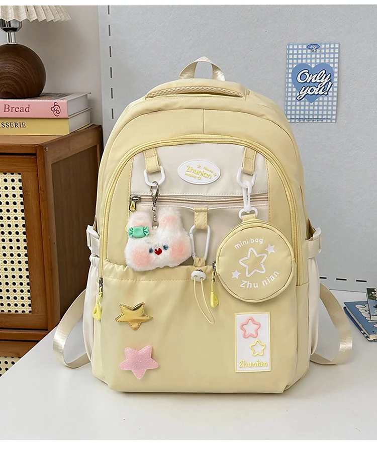 Verspielter Schulrucksack mit vielen Fächern