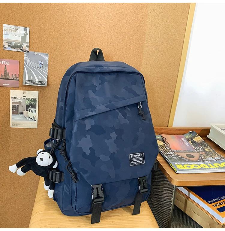 Funktionaler urbaner Schulrucksack im Camouflage-Look