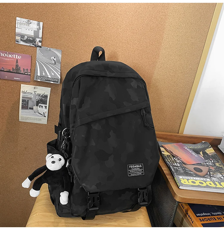 Funktionaler urbaner Schulrucksack im Camouflage-Look