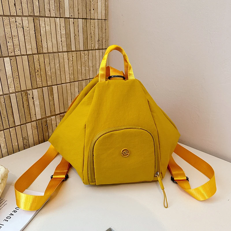 Moderner dreieckiger Alltags-Schulrucksack