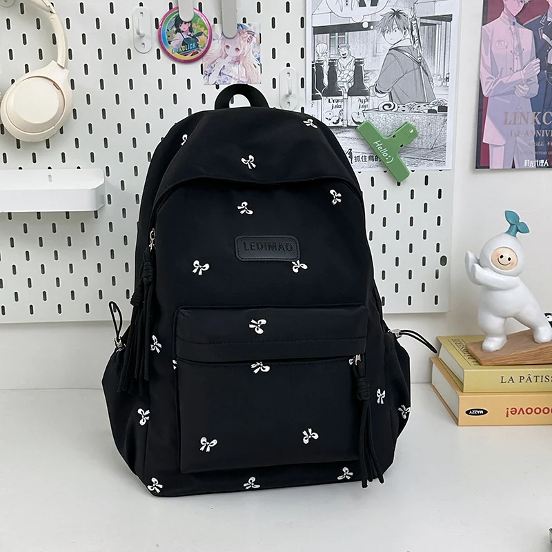 Eleganter Schulrucksack mit floraler Stickerei