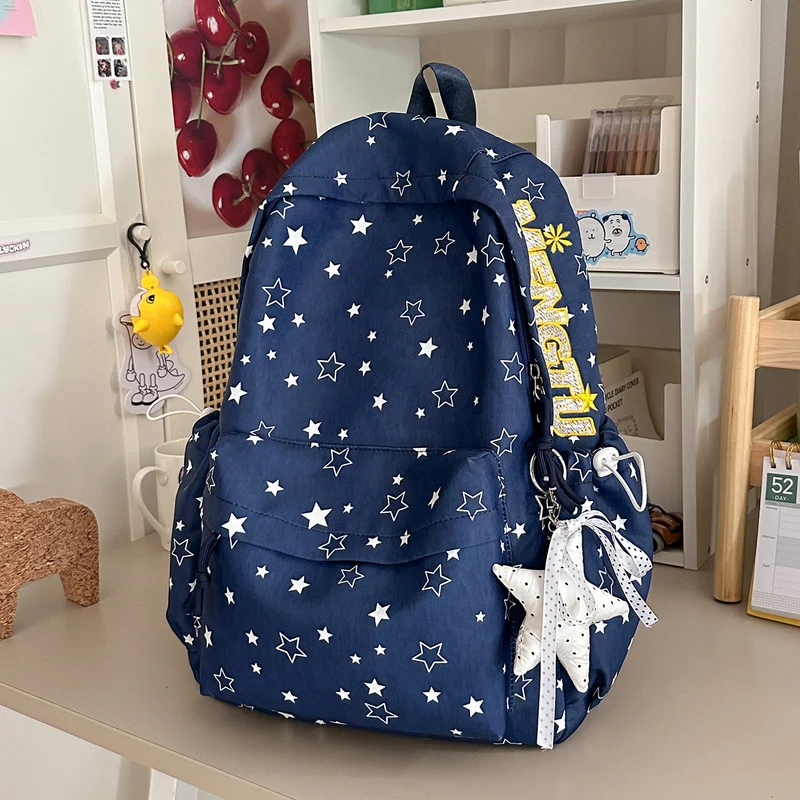Leichter Schulrucksack mit Sternenmuster und vielen Fächern
