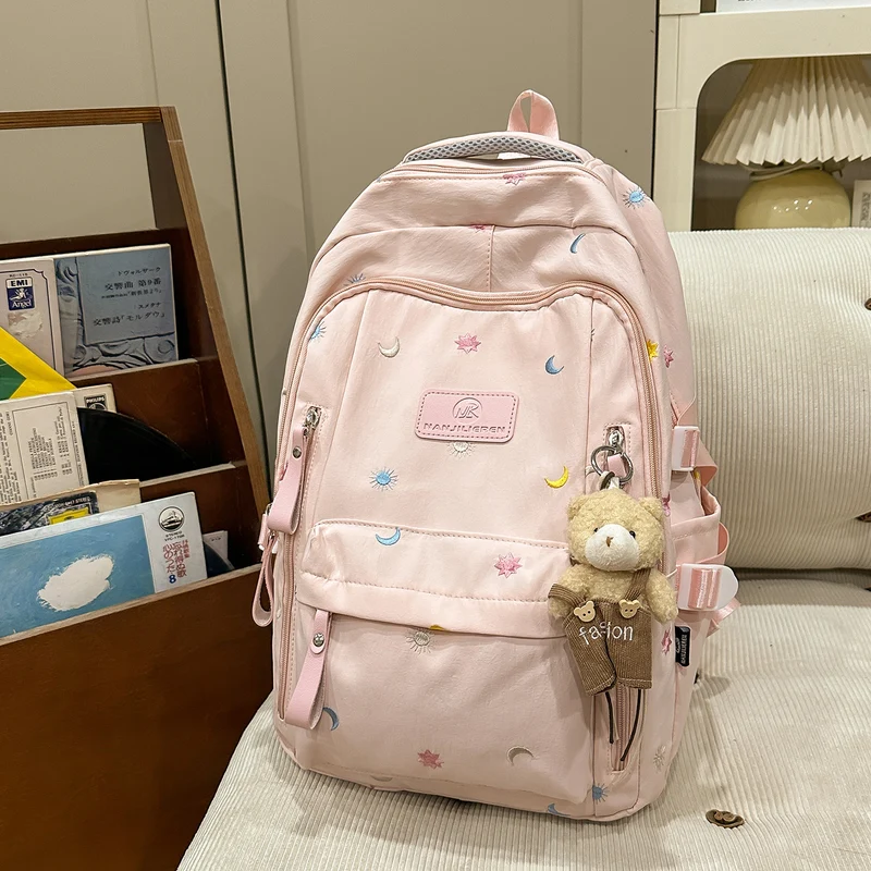 Schulrucksack mit Grafik-Verzierung und vielen Fächern