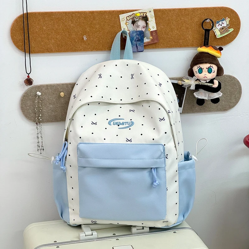 Moderner Schulrucksack mit mehreren Fächern
