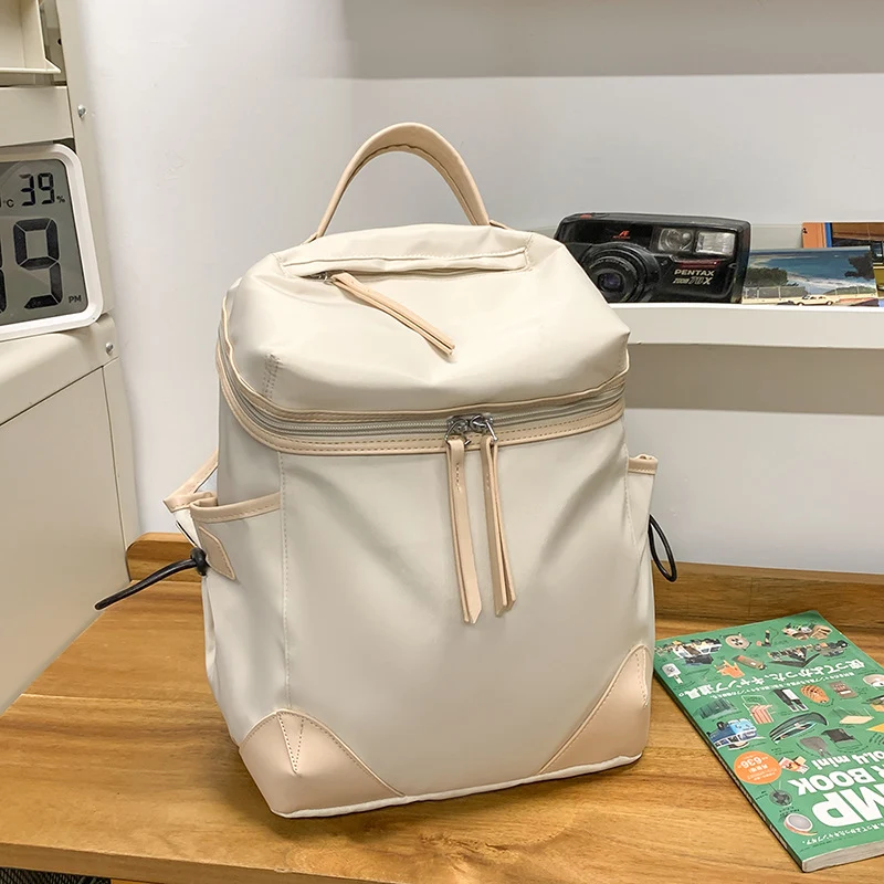 Moderner Schulrucksack mit mehreren Fächern