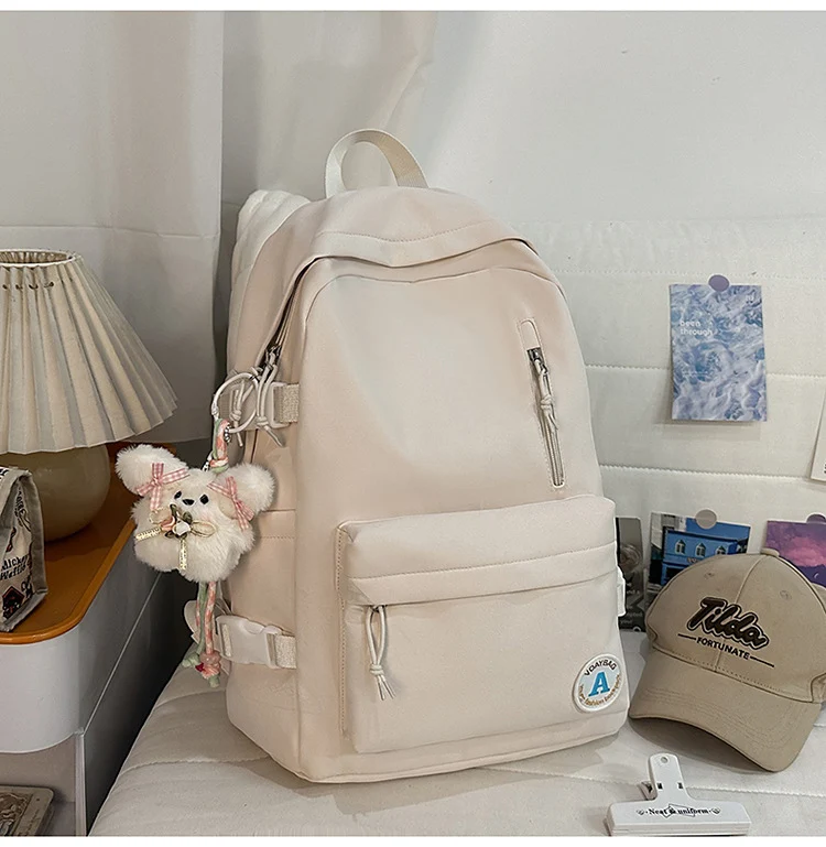 Minimalistischer Schulrucksack mit mehreren Fächern