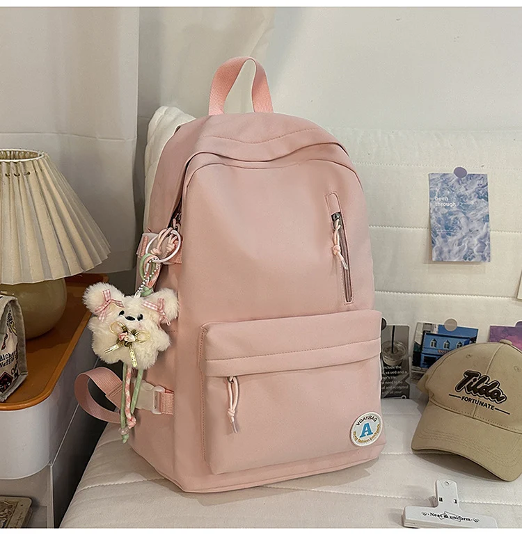 Minimalistischer Schulrucksack mit mehreren Fächern