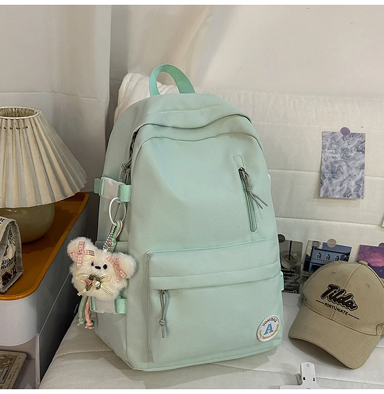 Minimalistischer Schulrucksack mit mehreren Fächern