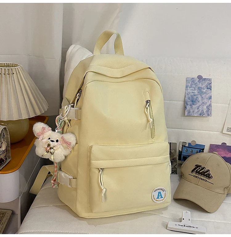 Minimalistischer Schulrucksack mit mehreren Fächern