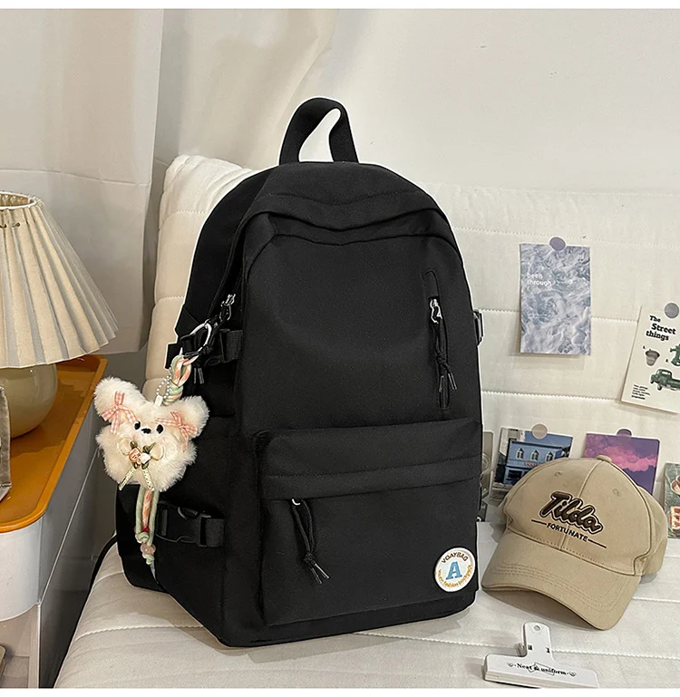 Minimalistischer Schulrucksack mit mehreren Fächern