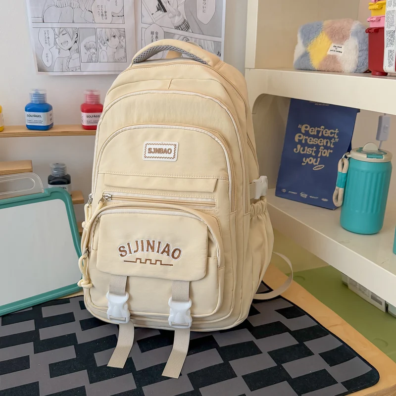 Lässiger Schulrucksack mit vielen Taschen