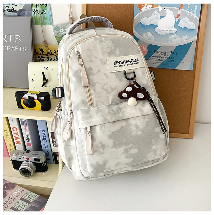 Lässiger Schulrucksack mit vielen Taschen