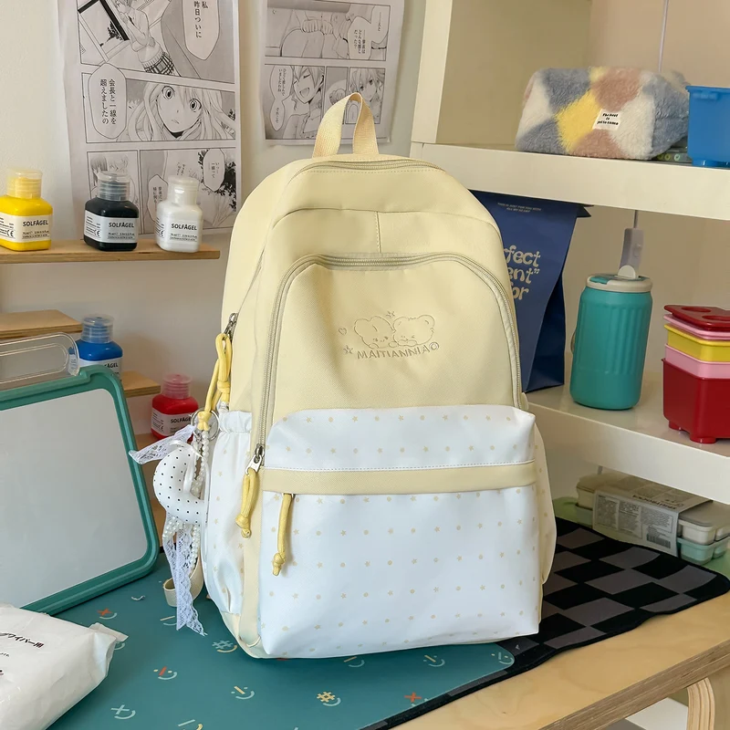 Charmanter Schulrucksack mit vielen Fächern