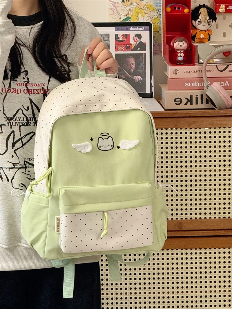 Niedlicher Schulrucksack mit Zeichentrickfigur