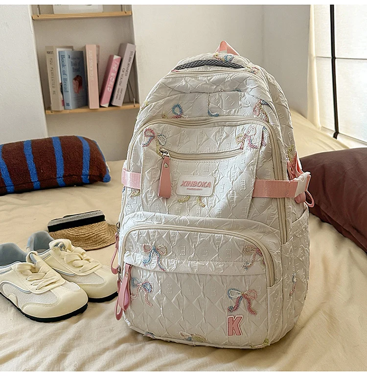 Dekorativer, gesteppter Schulrucksack mit Verzierungen