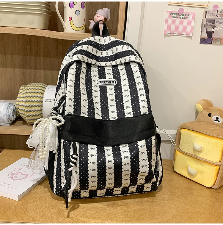 Charmante Schultasche mit dekorativer Schleife