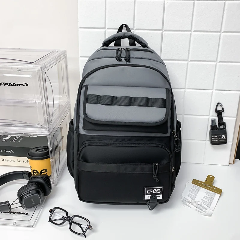 Vielseitiger urbaner Schulrucksack mit mehreren Taschen