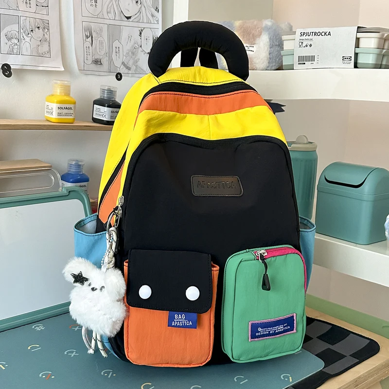 Lustiger und funktionaler Rucksack mit mehreren Taschen