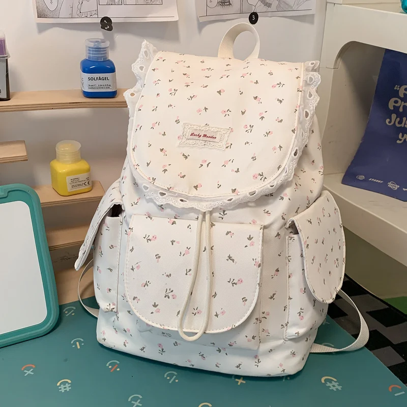 Schulrucksack mit Blumenmuster und Rüschen