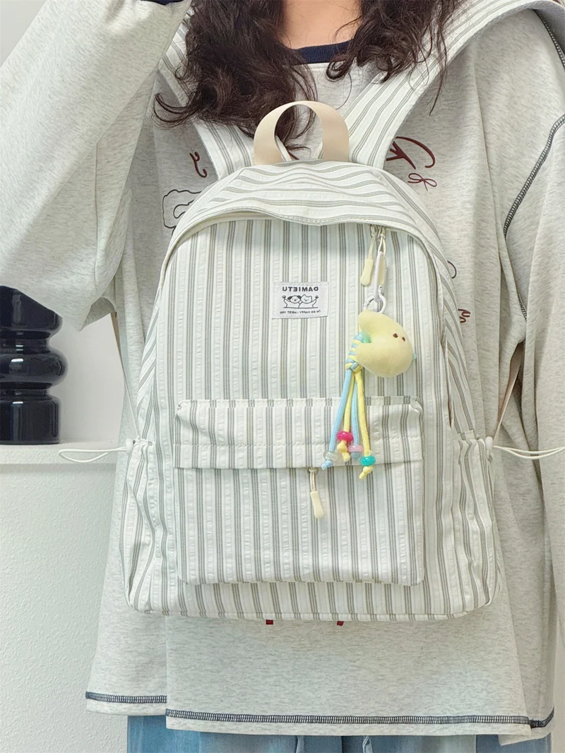 Niedlicher kleiner gestreifter Schulrucksack