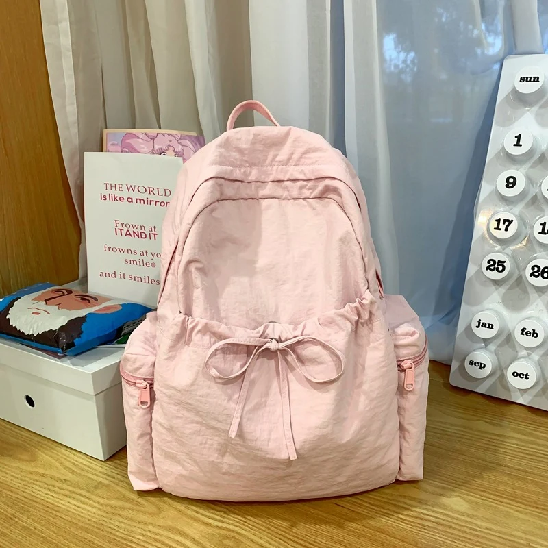 Klassischer Schulrucksack mit Schleifendetail