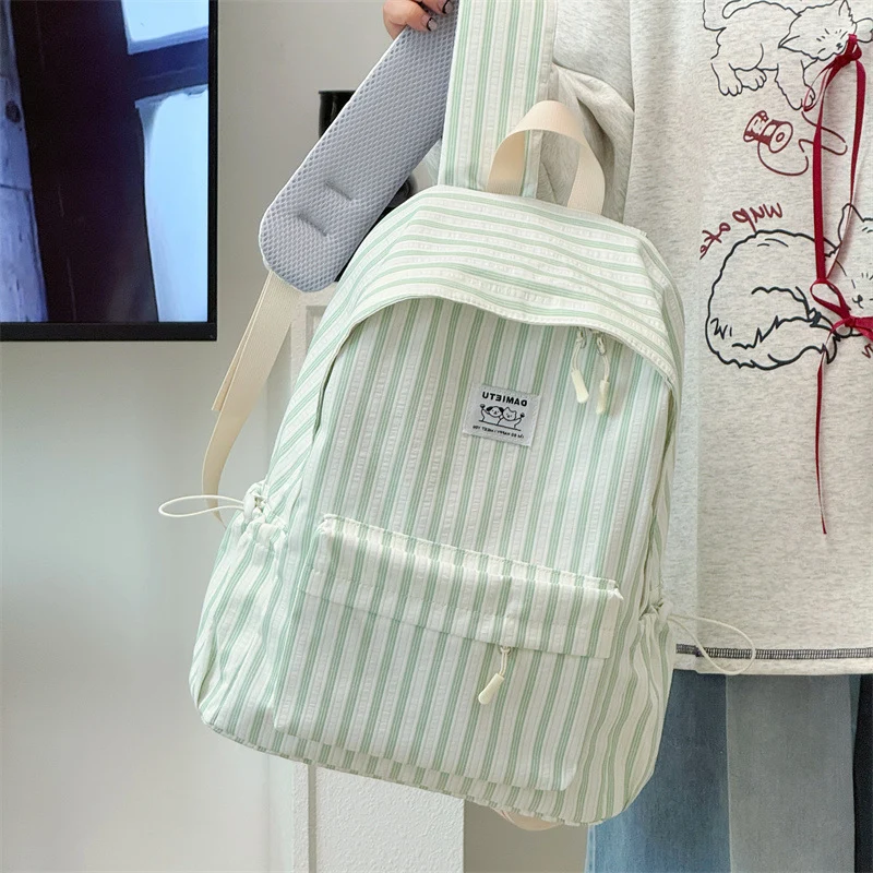 Klassischer gestreifter Schulrucksack