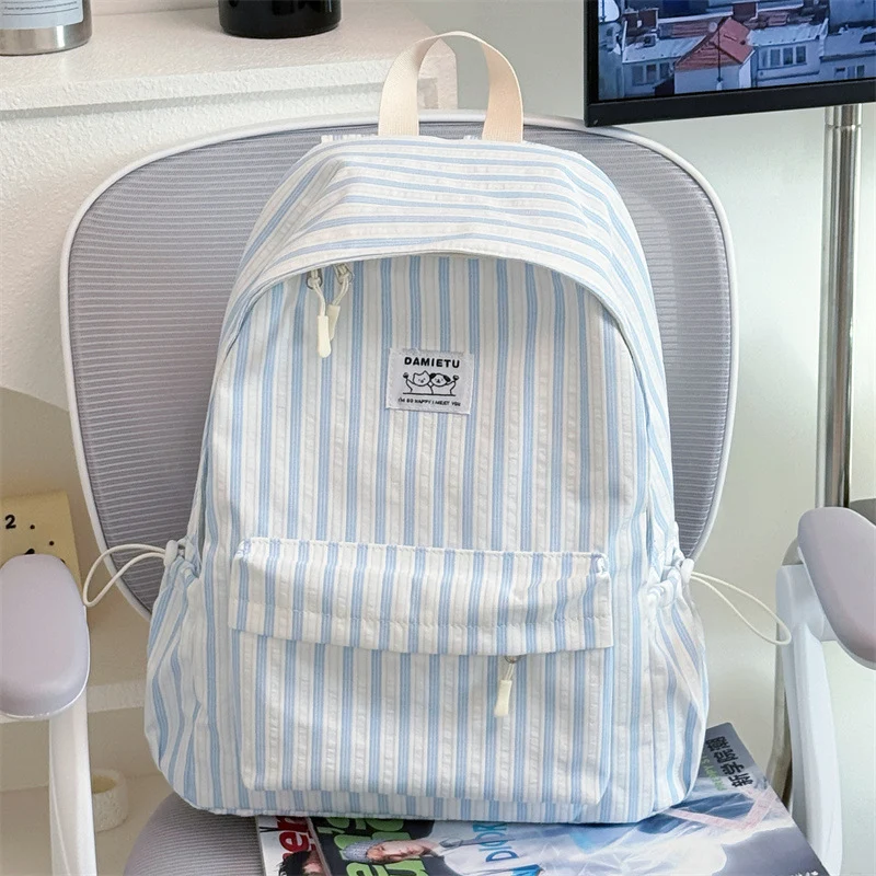Klassischer gestreifter Schulrucksack