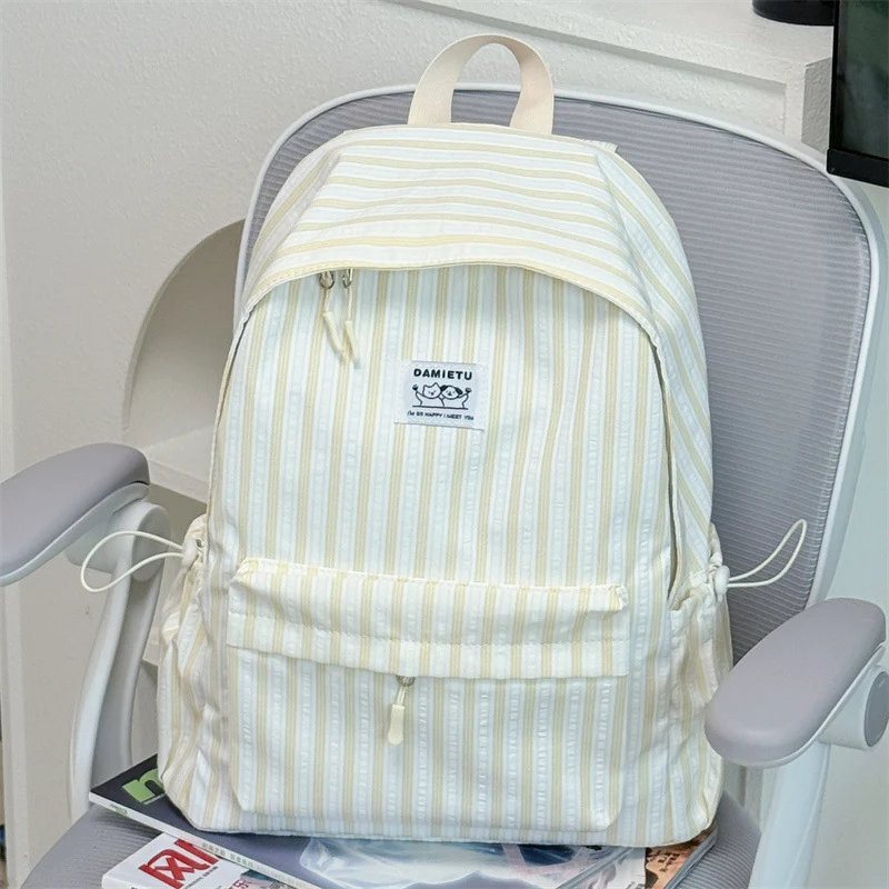 Klassischer gestreifter Schulrucksack