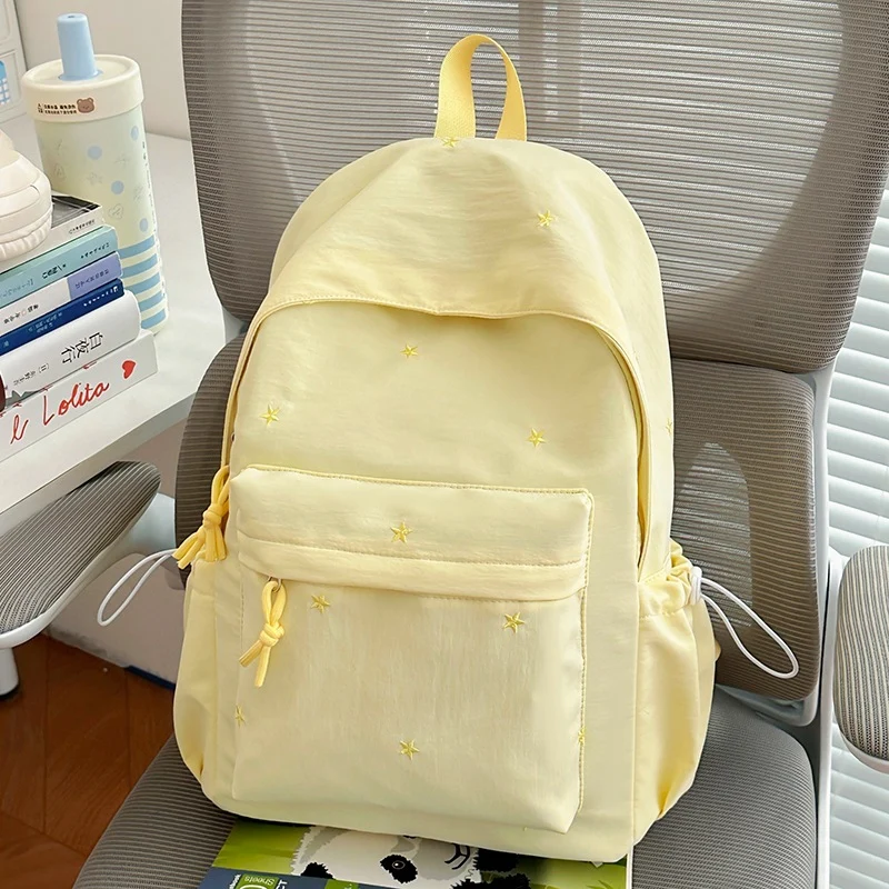 Lässiger Schulrucksack mit Sternenverzierung