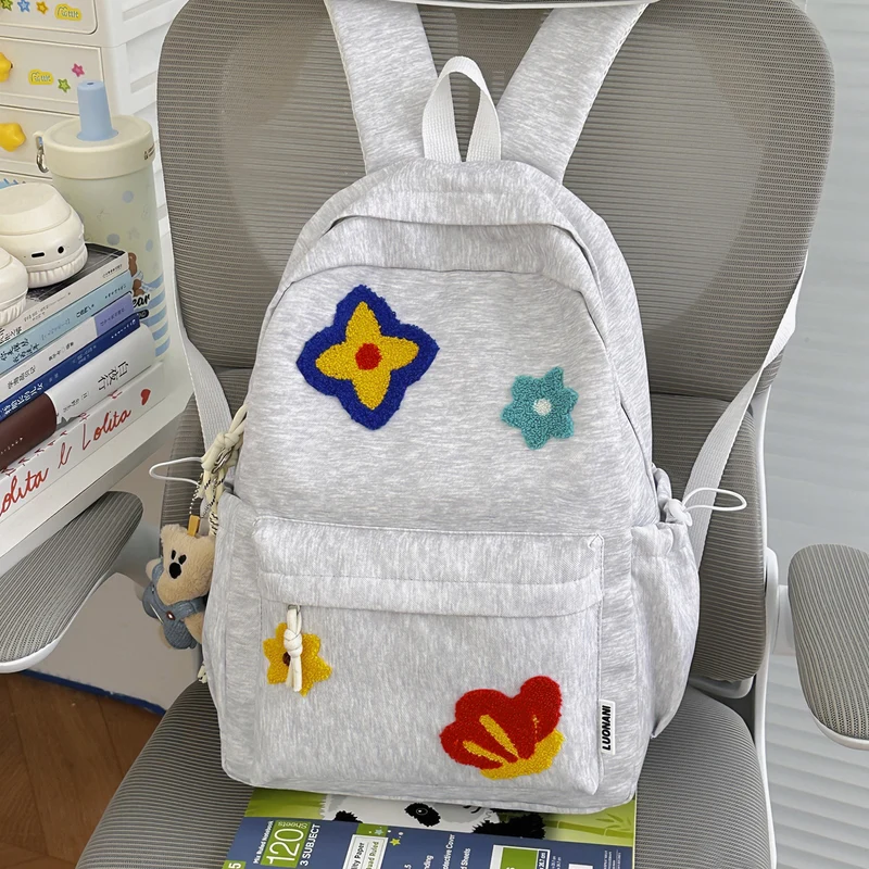 Bestickter Schulrucksack mit Blumenmuster