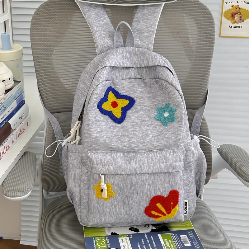 Bestickter Schulrucksack mit Blumenmuster