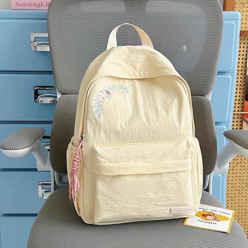 Bestickter Schulrucksack mit Blumenmuster