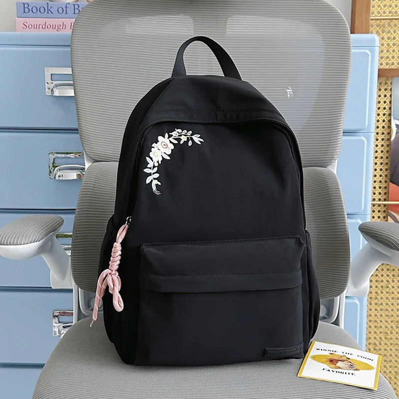 Bestickter Schulrucksack mit Blumenmuster