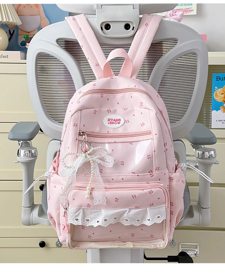 Blumig verzierter, lockerer Schulrucksack