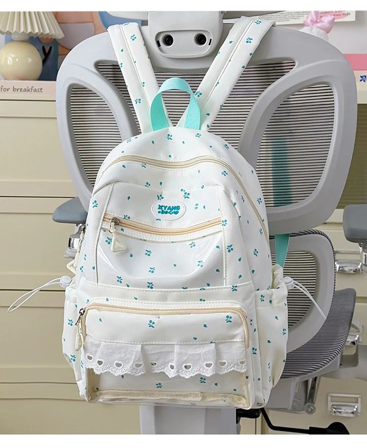 Blumig verzierter, lockerer Schulrucksack