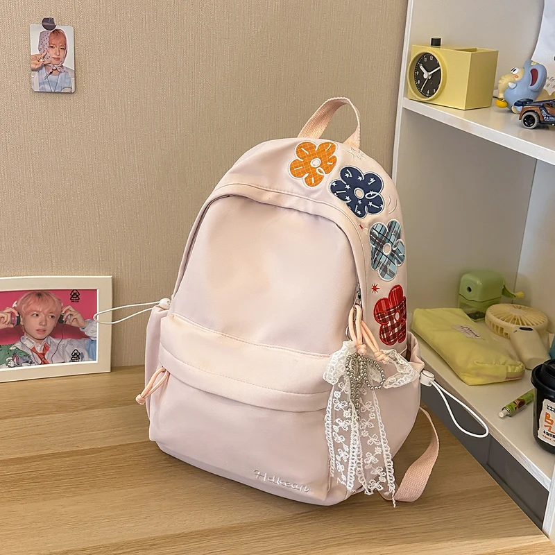 Blumig verzierter, lockerer Schulrucksack