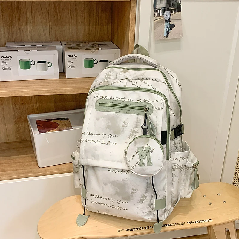 Moderner Schulrucksack mit mehreren Fächern