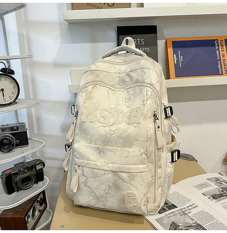Moderner Schulrucksack mit mehreren Fächern