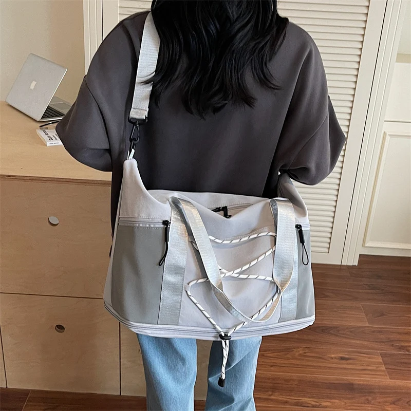 Sportliche Schultertasche mit praktischem Organizer Skanto