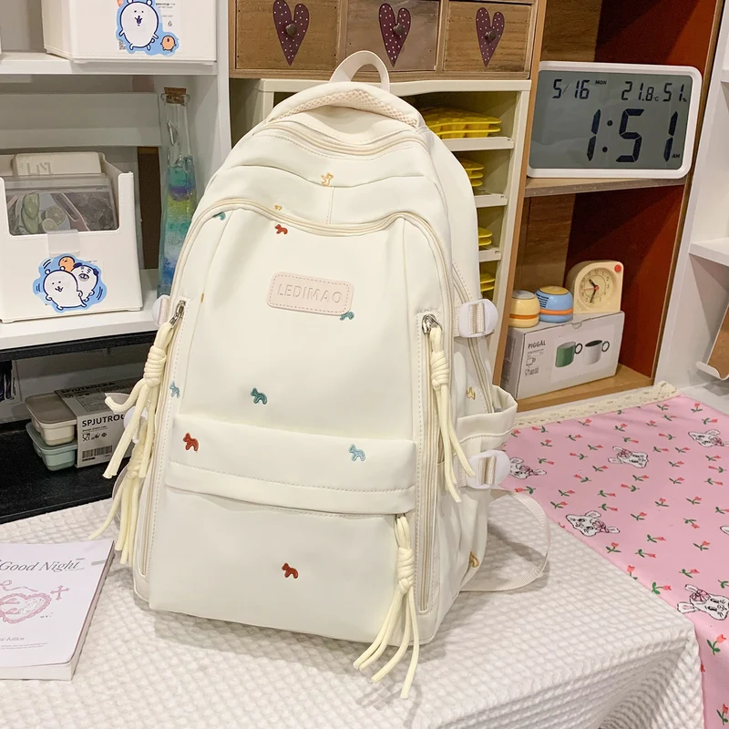 Niedlicher und Funktionaler Schulrucksack mit vielen Fächern