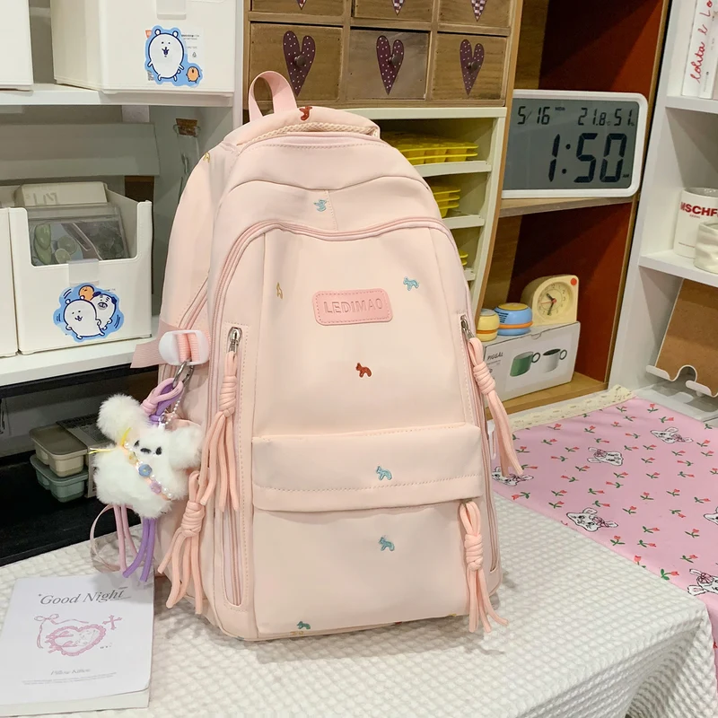 Niedlicher und Funktionaler Schulrucksack mit vielen Fächern