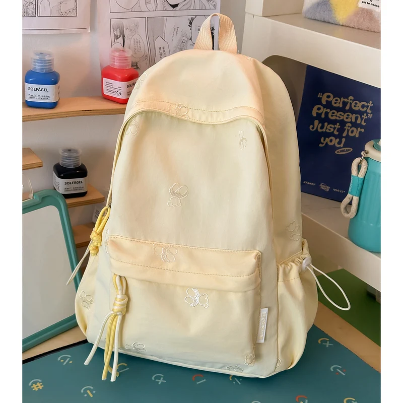 Niedlicher Schulrucksack mit Charakter-Stickerei