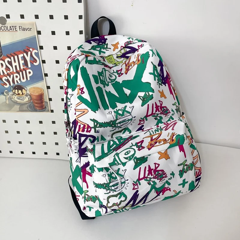 Schulrucksack mit künstlerischem Graffiti-Print